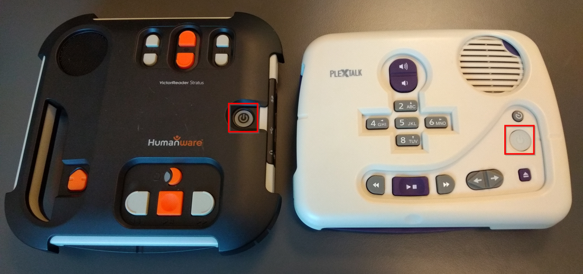Placeringen af tænd og sluk knappen på en VictorReader Stratus og en PlexTalk.