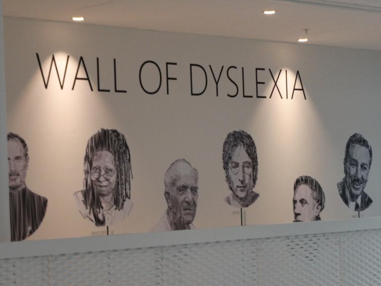 HF og VUC Fyns 'Wall of dyslexia' en væg med kendte ordblinde