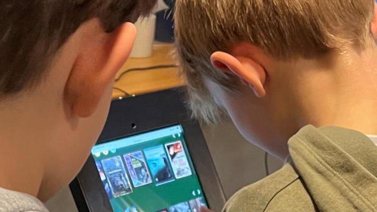 drenge undersøger buggi på ipad
