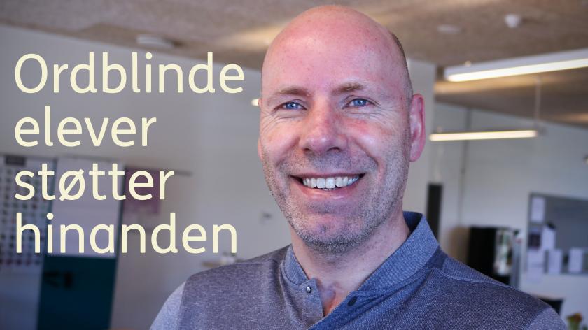 Carsten Milan Nielsen. På billedet står teksten: "Ordblinde elever støtter hinanden."