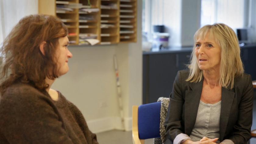 Forældre til ordblind dreng og læsevejleder sidder og taler sammen
