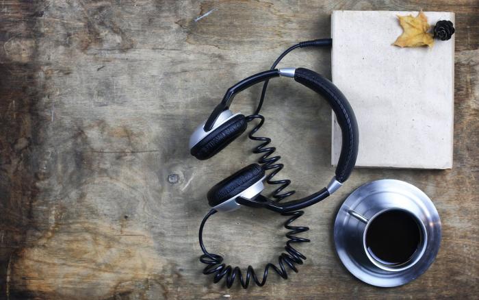 kaffekop og device med høretelefoner